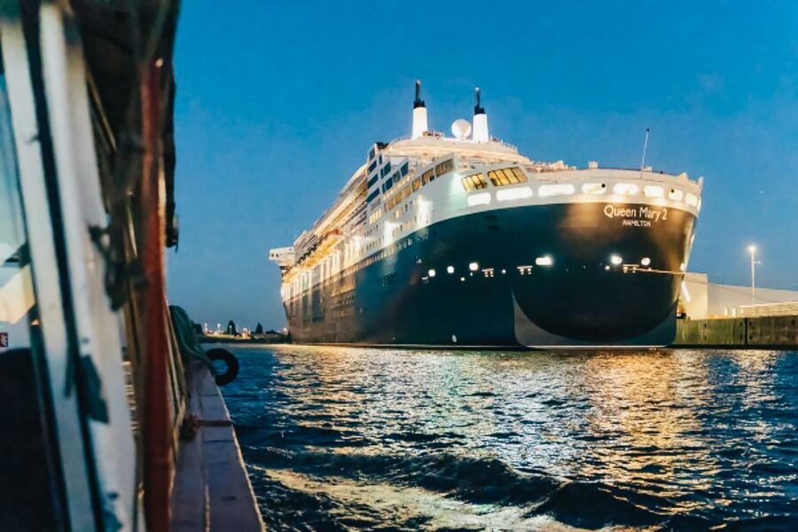 Hamburg: 1.5h Grand Harbor Evening Lights Cruise - Night photography and cabin comfort