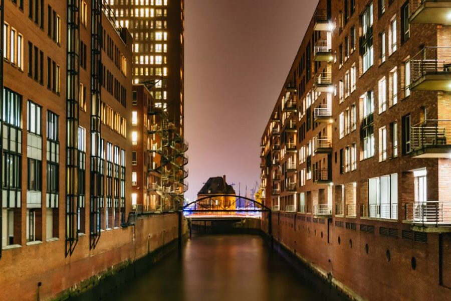 Hamburg: 1.5h Grand Harbor Evening Lights Cruise - Finding Pier 3 at Landungsbrücken