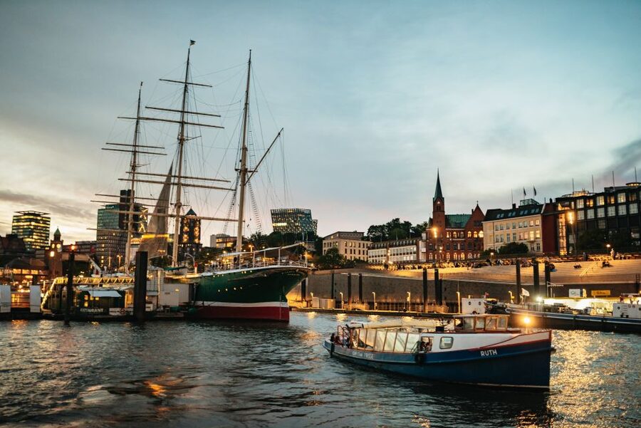 Hamburg: 1-Hour Harbor Evening Lights Cruise - St. Pauli Piers and Hamburg’s museum ships