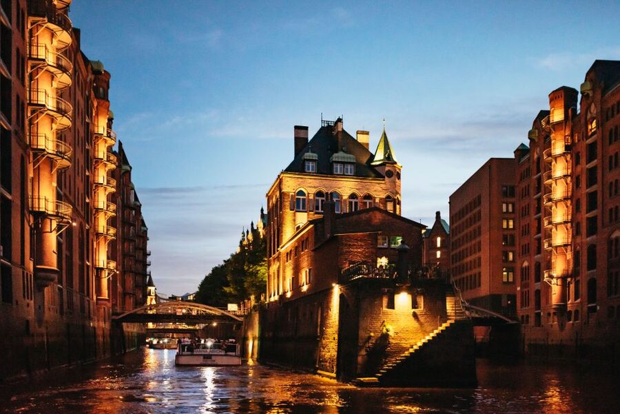 Hamburg: 1-Hour Harbor Evening Lights Cruise - Brücke 4 at St. Pauli Landungsbrücken