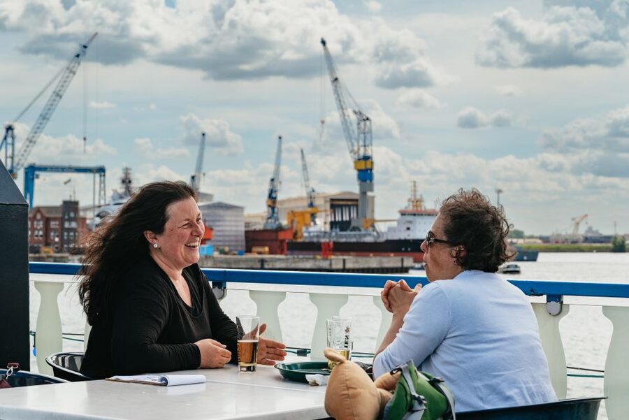 Hamburg: 1-Hour Harbor Sightseeing Cruise with HafenCity - German commentary and the audio guide app