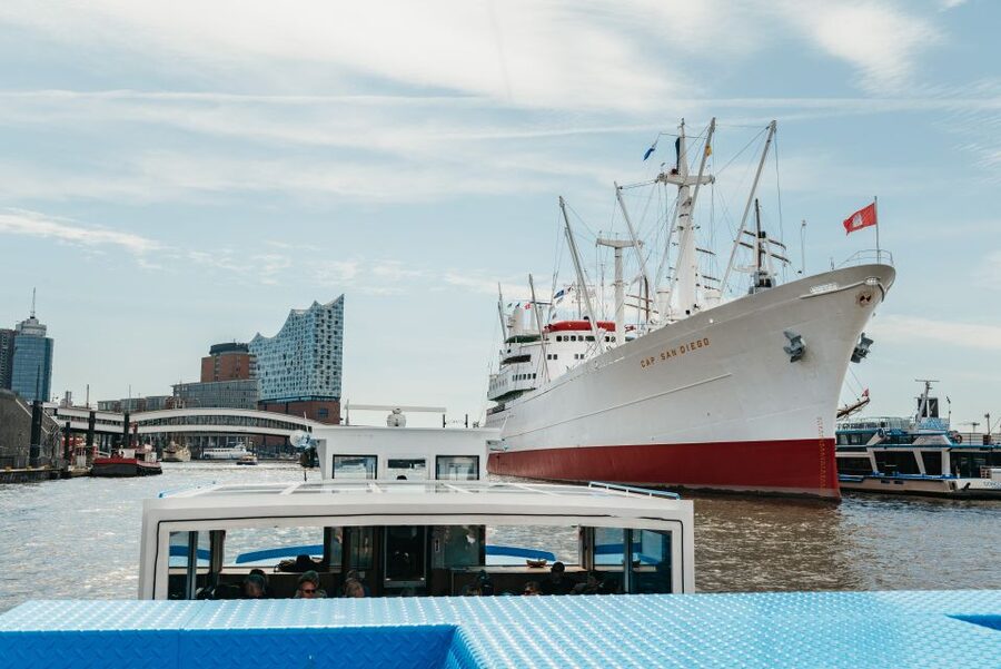 Hamburg: 2-Hour XXL Port of Hamburg Cruise Tour - German commentary and the multilingual audio app
