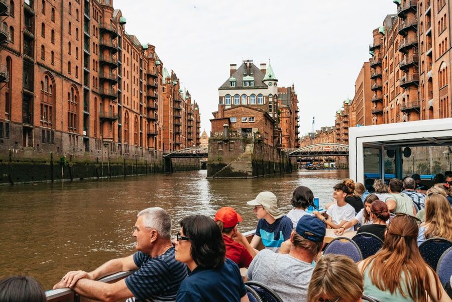Hamburg: 2-Hour XXL Port of Hamburg Cruise Tour - HafenCity and the contrast between old and new