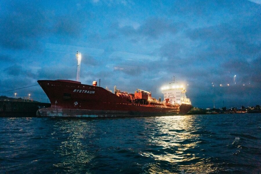 Hamburg: 90-Minute Evening Lights Harbor Cruise - What the captain adds to the ride