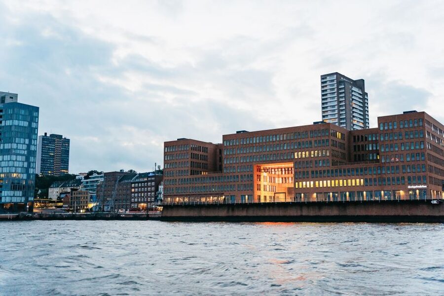 Hamburg: 90-Minute Evening Lights Harbor Cruise - Drinks, seating, and the weather question