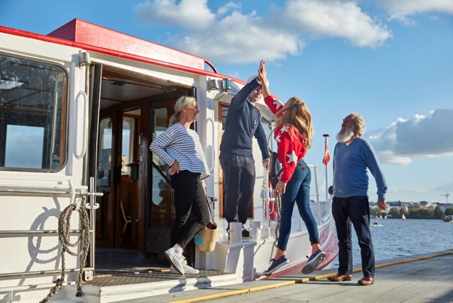 Hamburg: City Cruise on Alster Lake - Seating, comfort, and practical details