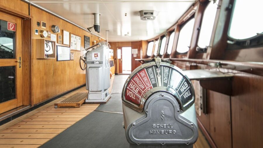 Hamburg: Entrance to the Museum Ship Cap San Diego - Feel the pulse of the machine room