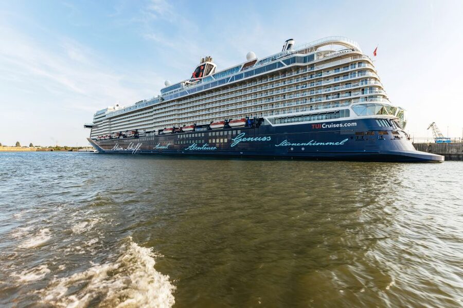 Hamburg: Harbor Cruise with Wine and Cheese - Working docks, tankers, and Hamburg’s port life