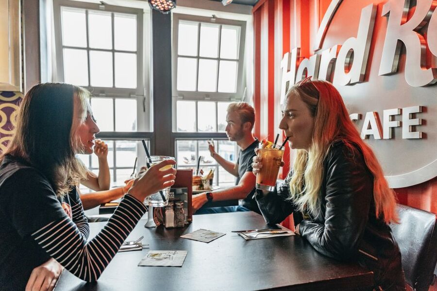 Hamburg: Hard Rock Cafe Skip-the-Line Meal - Service and table timing