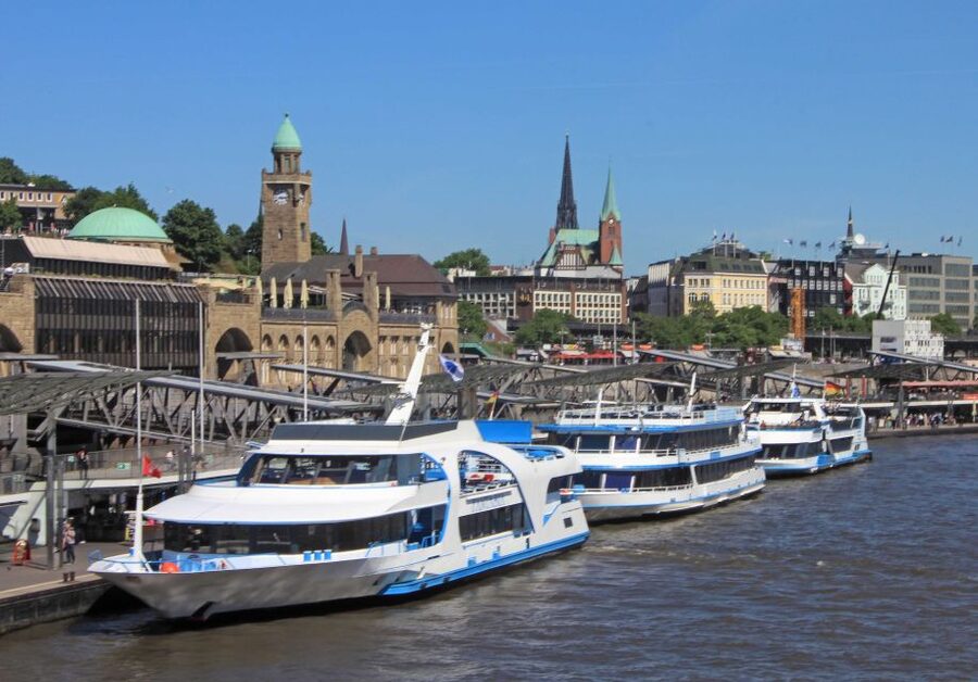 Hamburg: Line F Hop-On Hop-Off Bus and Boat Tour - St. Pauli Piers, the harbor, and Große Freiheit