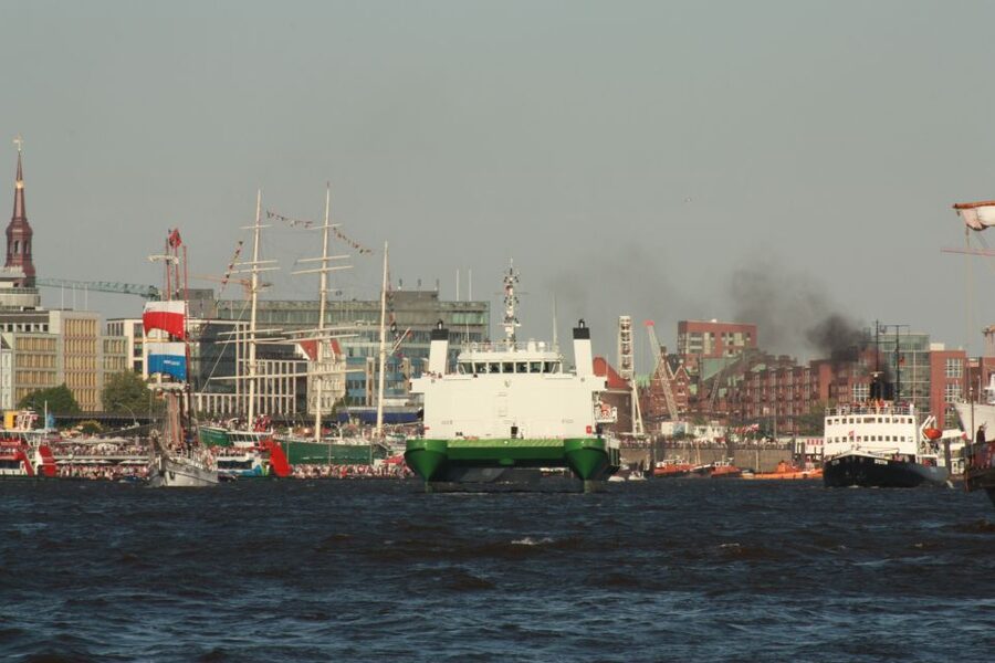 Hamburg: Line F Hop-On Hop-Off Bus and Boat Tour - The Outer Alster gives the tour breathing room