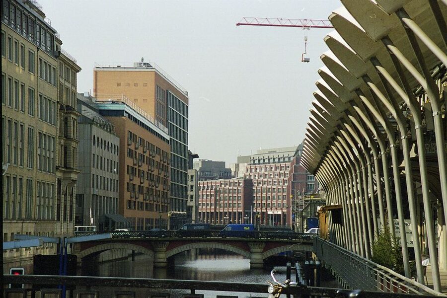 Hamburg: Line F Hop-On Hop-Off Bus and Boat Tour - Commentary, guides, and the rainy-day question
