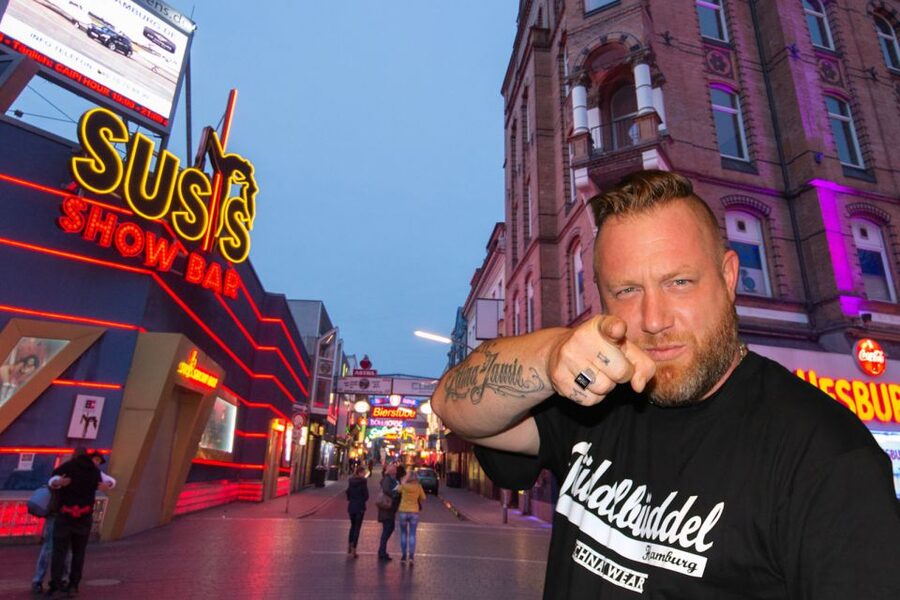 Hamburg: Olivia Jones Tour with Iconic Barker Fabian - The Davidwache and the rules of the neighborhood