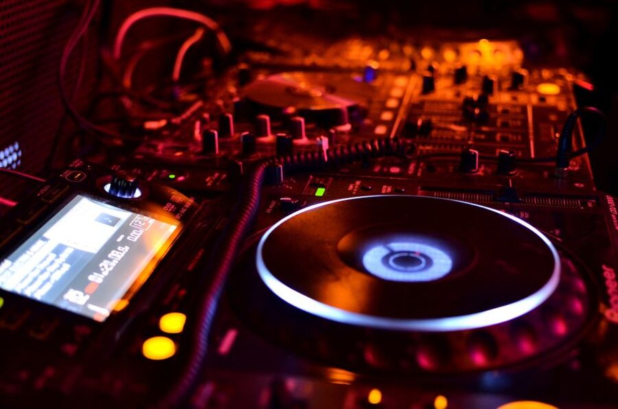Hamburg: Saturday Night Boat Party - Who should book this boat party?