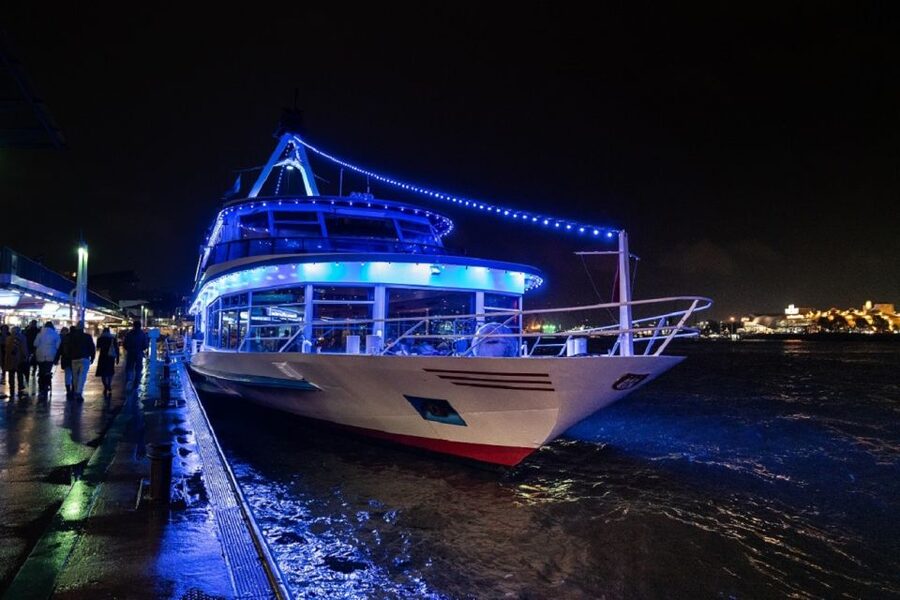 Hamburg: Saturday Night Boat Party - Boarding sets the tone for Saturday night