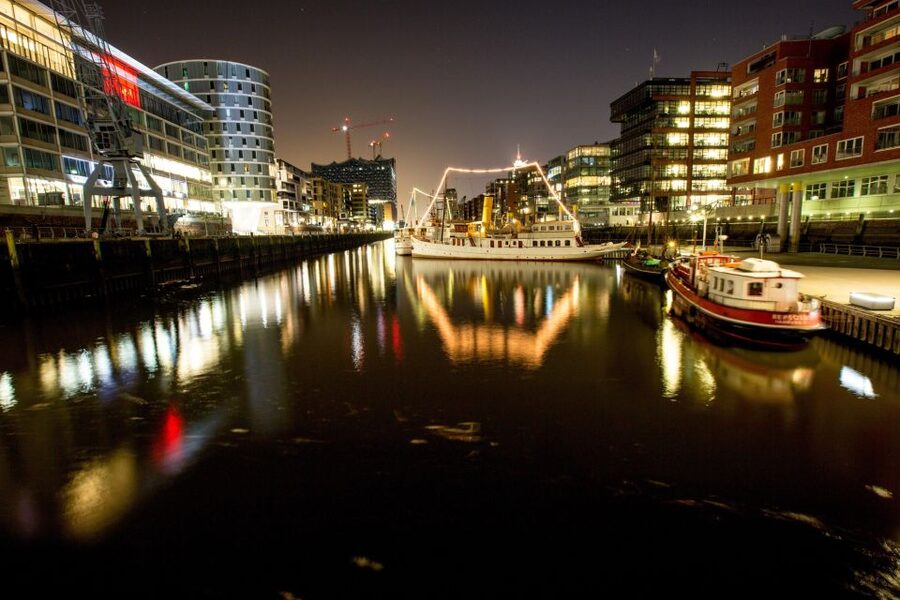 Hamburg: Speicherstadt and HafenCity 2-Hour Tour - Kibbelsteg and Speicherstadt’s canal-side character