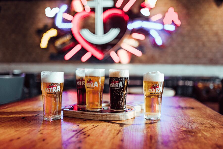 Hamburg: St. Pauli Breweries Walking Tour with Tastings - Entering Zur Ritze and its boxing cellar