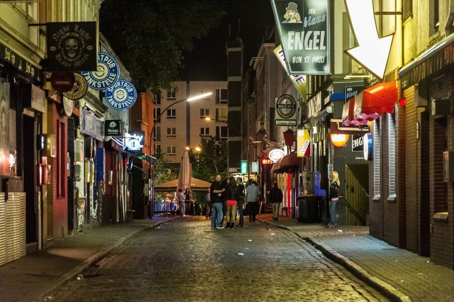 Hamburg: St. Pauli Highlights Guided Tour with Beer for 18+ - Why the boxing cellar makes this St. Pauli walk different