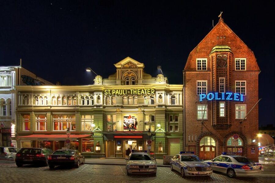 Hamburg: St. Pauli Highlights Guided Tour with Beer for 18+ - The second local bar and finishing at Colibri-Club