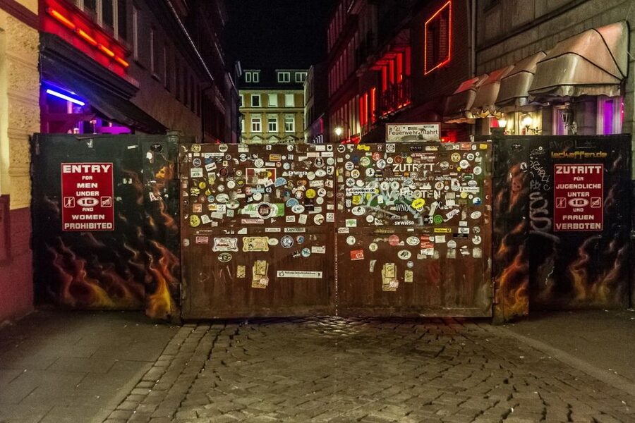 Hamburg: St. Pauli Highlights Guided Tour with Beer for 18+ - Davidwache reveals St. Pauli’s police side