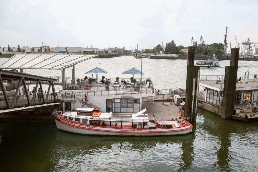 Hamburg: Traditional Harbor Tour with Commentary - Choosing between the launch boat and comfort ship