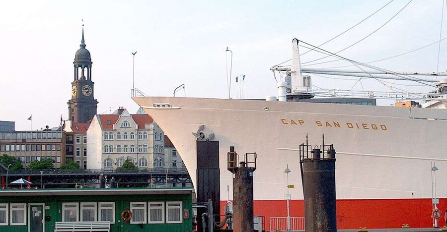 Hamburg: Traditional Harbor Tour with Commentary - The warehouse district and its canals