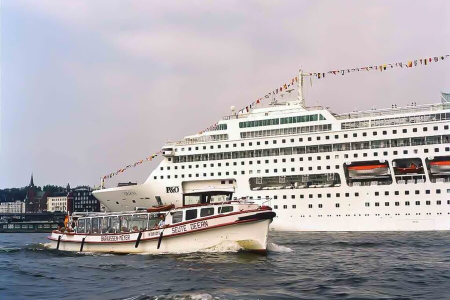 Hamburg: Traditional Harbor Tour with Commentary - Hafencity and Hamburg’s newer waterfront