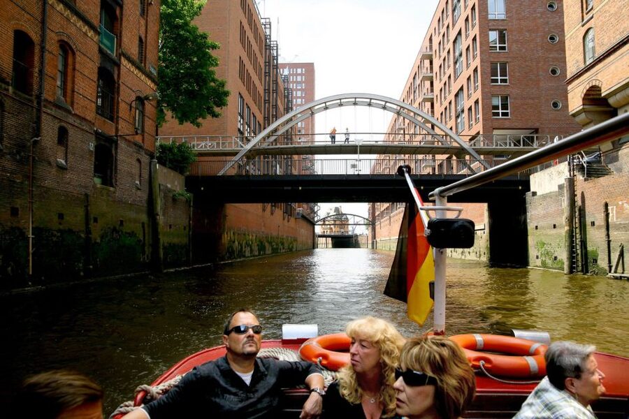 Hamburg: Traditional Harbor Tour with Commentary - Bridges, locks, and the working harbor