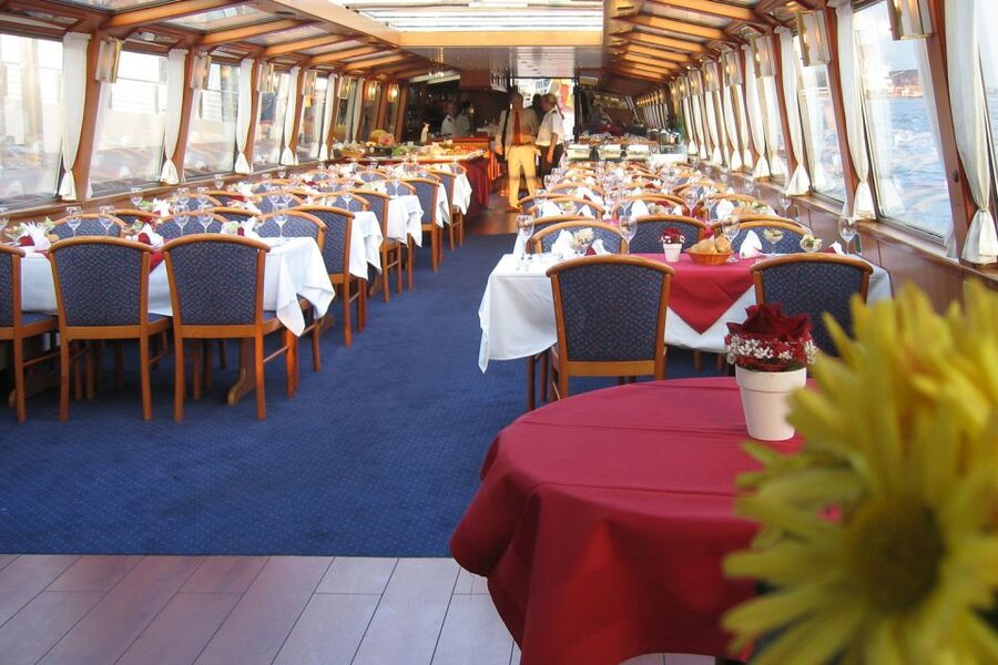 Hamburg: Traditional Harbor Tour with Commentary - Landungsbrücken is the practical starting point