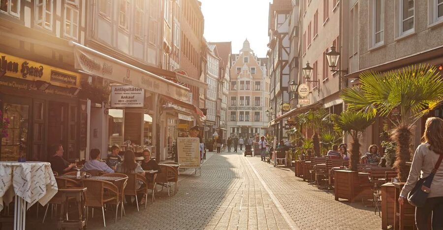 Hannover: Guided Old Town Walking Tour - From World War II damage to medieval half-timbered houses