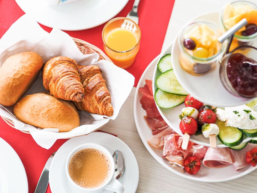 Heidelberg: Breakfast boat cruise - Breakfast with coffee and prosecco