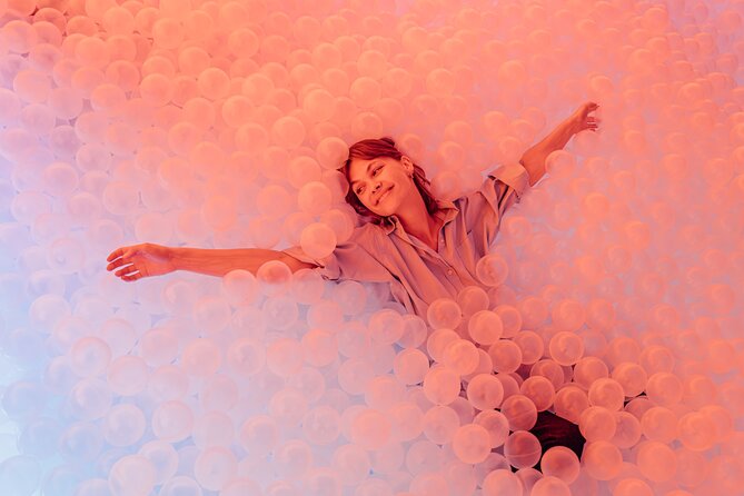 IKONO Berlin. Immersive Experience - The rooms: photo settings, games, and surprises