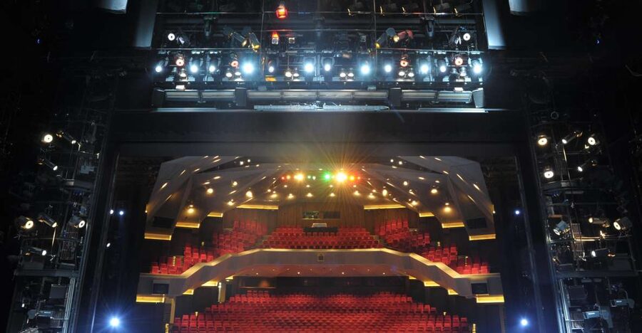 "Look behind the scenes" - leadership in the State Theater - The People Who Keep a Production Moving
