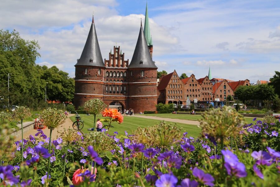 Lübeck: 1-Hour Splash Bus City Tour - What the guide adds in German