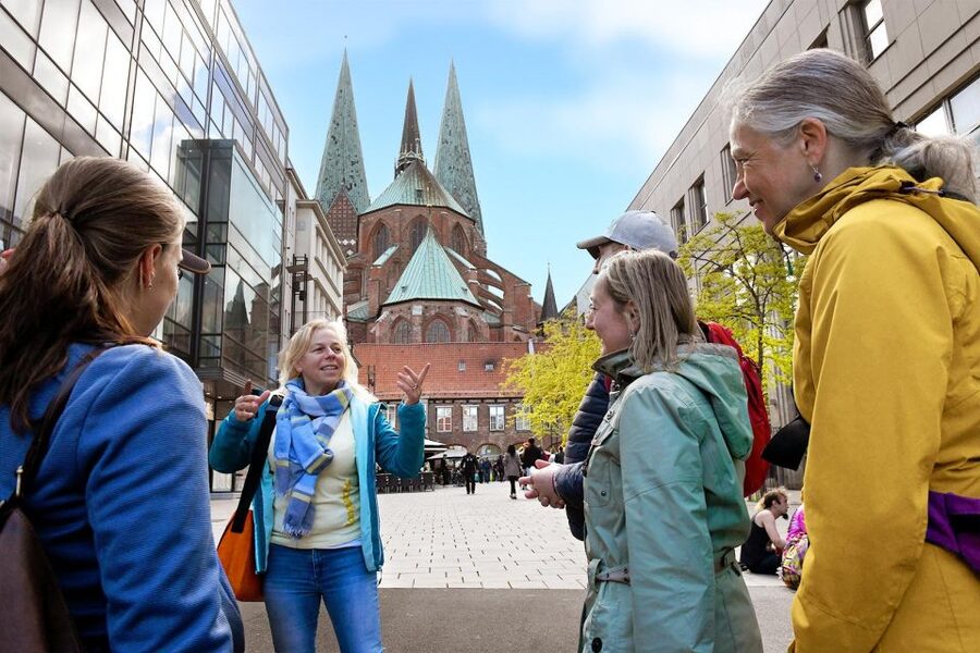 Lübeck: entertaining guided tour to old town highlights - Walking through the brick-built old town