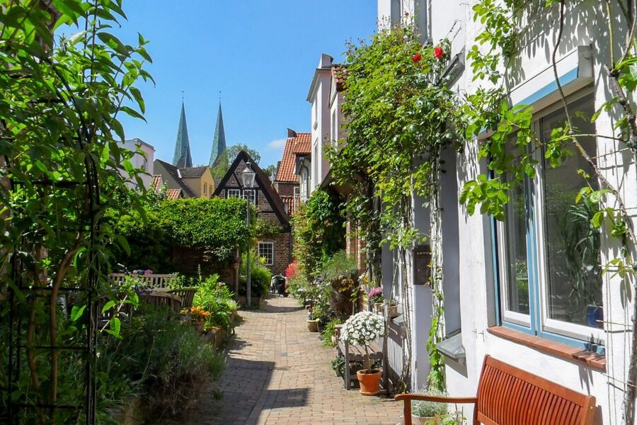 Lübeck: Entertaining Tour Through Hidden Courtyards - Narrow corridors and the hidden homes behind the street