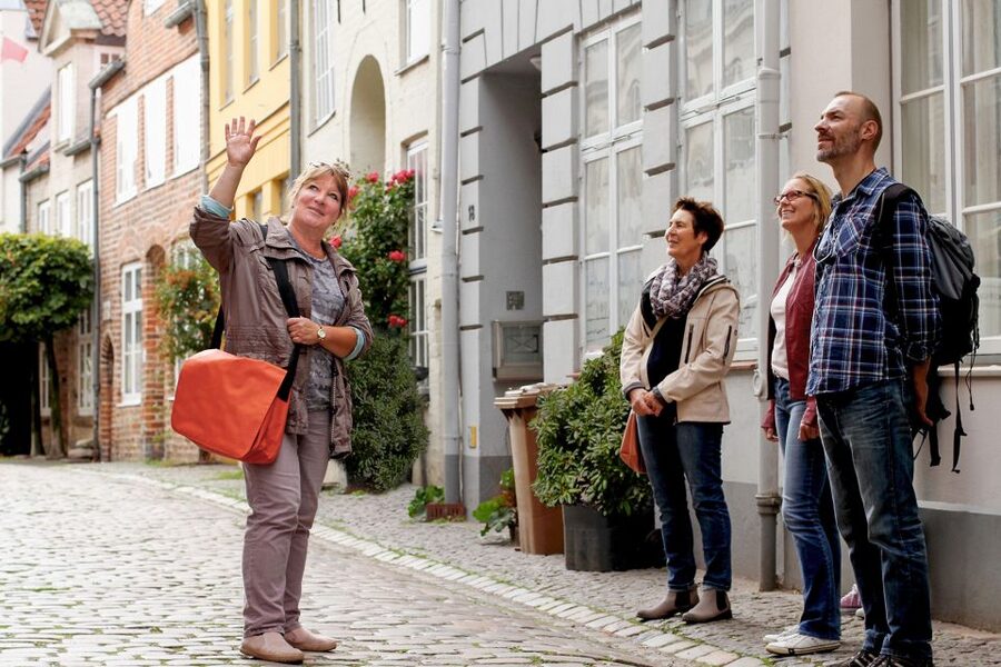 Lübeck: Entertaining Tour Through Hidden Courtyards - Monastery courtyards and housing for widows