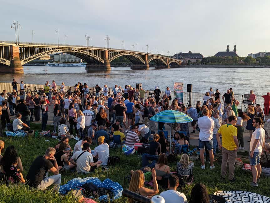 Mainz: guided evening tour of the Rhine embankment/old town in German and English - Starting beside the Rhine at the Hilton