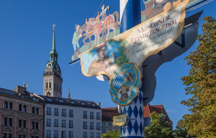 Munich: Old Town Guided Walking Tour - Meeting the guide at Marienplatz