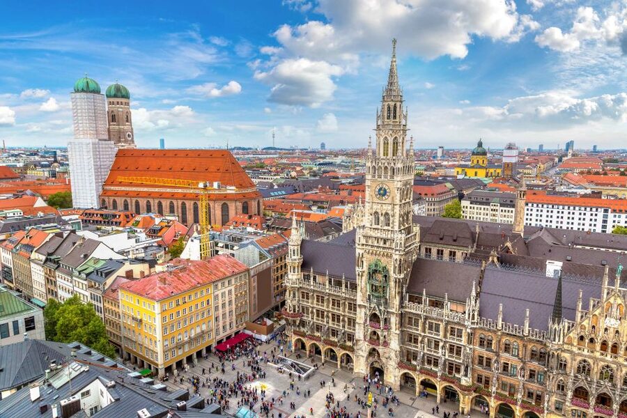 Munich: Old Town & Viktualienmarkt City Walk in German - Frauenkirche and the churches of central Munich