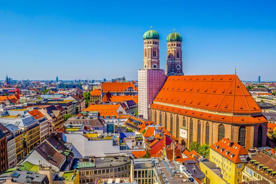 Munich: Old Town & Viktualienmarkt City Walk in German - How the guides shape the experience