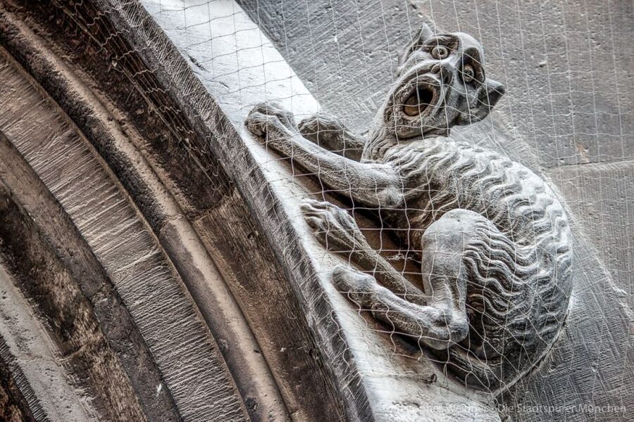 Munich: Spooky Tour of Old Town in German - Cursed places and the city’s uneasy night life