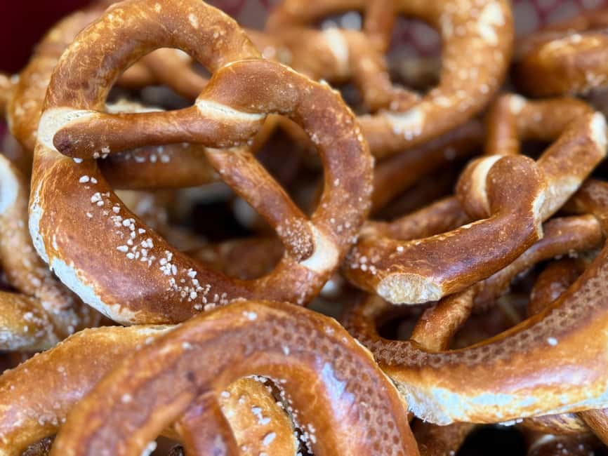 Munich: Viktualienmarkt Food Tasting Tour in German - Why Viktualienmarkt makes a good food stop