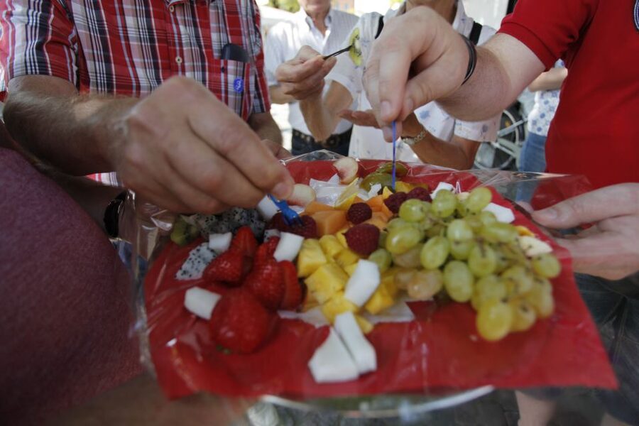 Munich: Viktualienmarkt Food Tasting Tour in German - What the two-hour format feels like