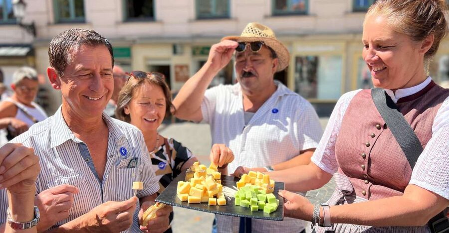 Munich: Viktualienmarkt Food Tasting Tour in German - Starting with a seasonal welcome drink