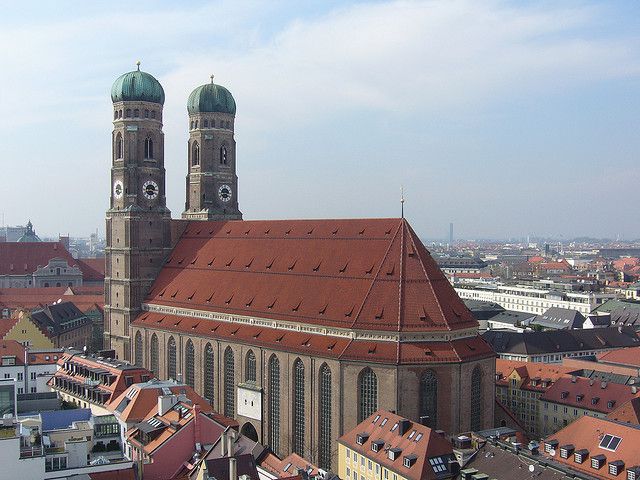 Munich: Walking Tour Old Town and Viktualienmarkt - St. Peter’s Church and the oldest parish setting