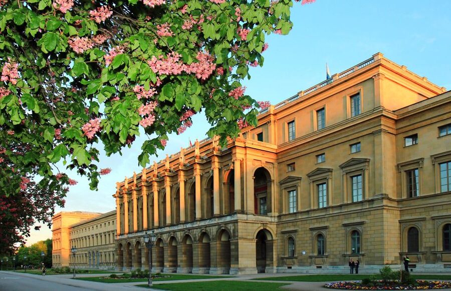 Munich: Walking Tour Old Town and Viktualienmarkt - Maximilianstraße, Munich’s polished side