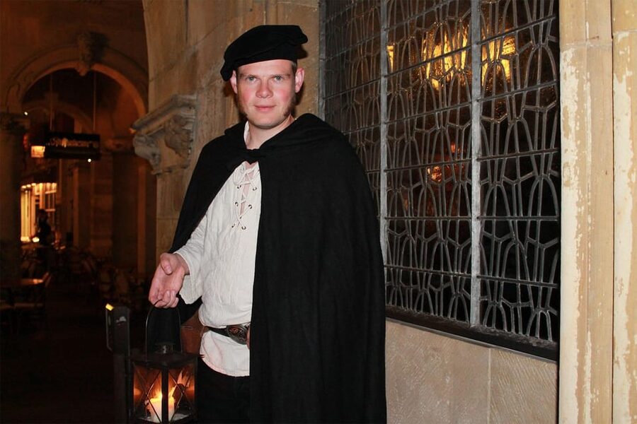 Münster: Night watchman tour through the picturesque old town by lantern light - Meeting the costumed figures of Münster