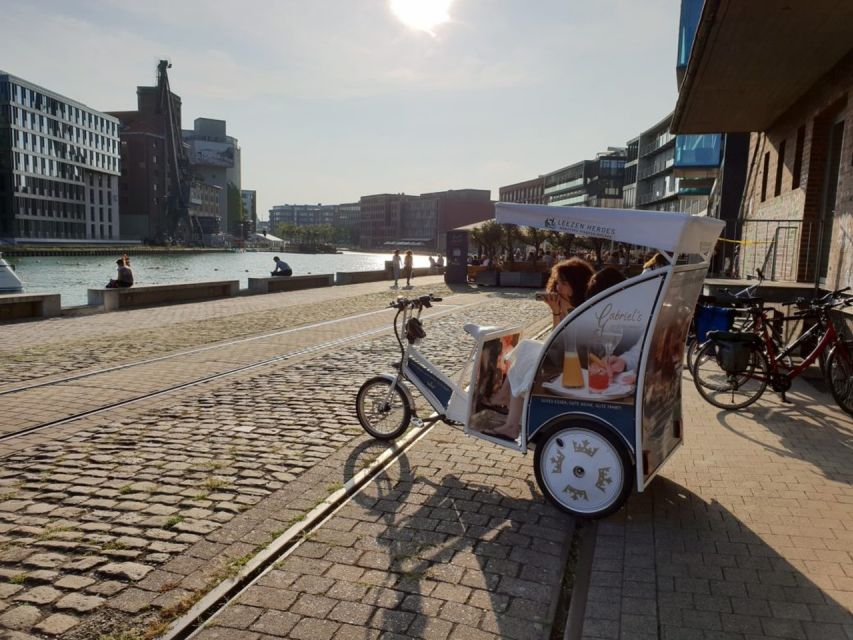 Münster: Private Guided Rickshaw City Tour - What the dönekes add to the ride
