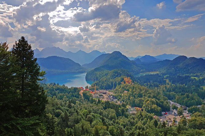 Neuschwanstein Castle Tour from Munich - Arriving at Neuschwanstein and starting the uphill walk